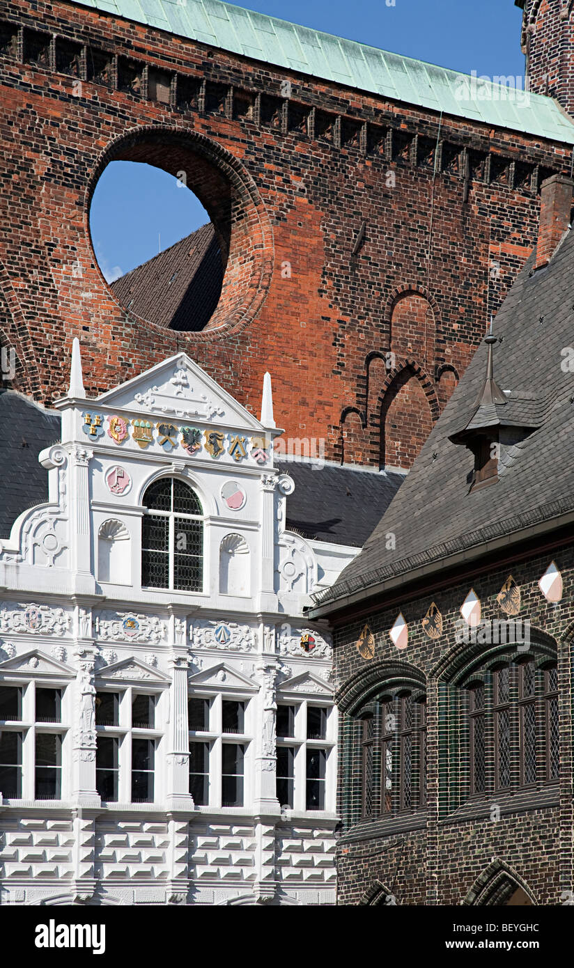 Architettura medievale che circonda la piazza del mercato di Lubeck Germania Foto Stock
