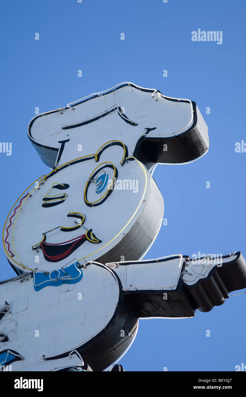 Speedee, un precedente simbolo del McDonald's ristorante della catena si erge con orgoglio sulla cima di questa storica McDonalds a Downey, CA Foto Stock