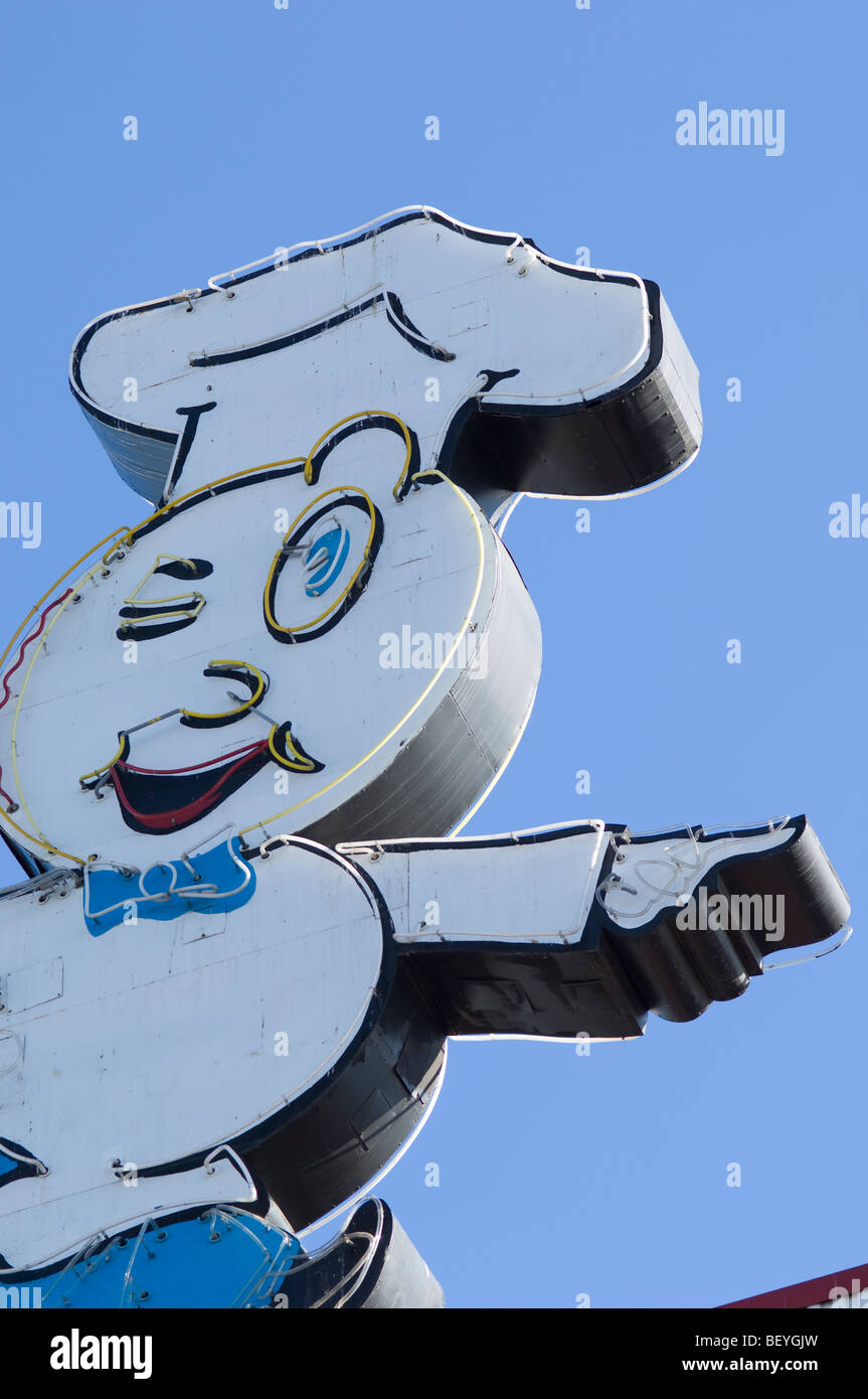 Speedee, un precedente simbolo del McDonald's ristorante della catena si erge con orgoglio sulla cima di questa storica McDonalds a Downey, CA Foto Stock