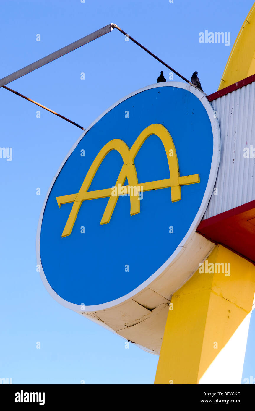 Il Golden Arches, un simbolo di McDonald's Corp per molti anni, è parte del segno sul più antico del mondo McDonald in Downey CA Foto Stock