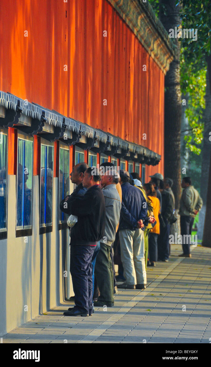 Persone che leggono i giornali in parco Beihai Pechino CINA Foto Stock