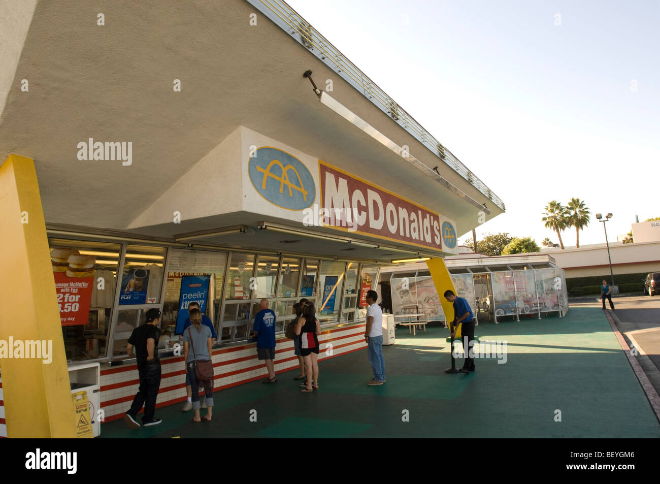 Visitatori ordinare del cibo al più antico del mondo operativo di McDonalds, Downey, CA, Stati Uniti d'America Foto Stock
