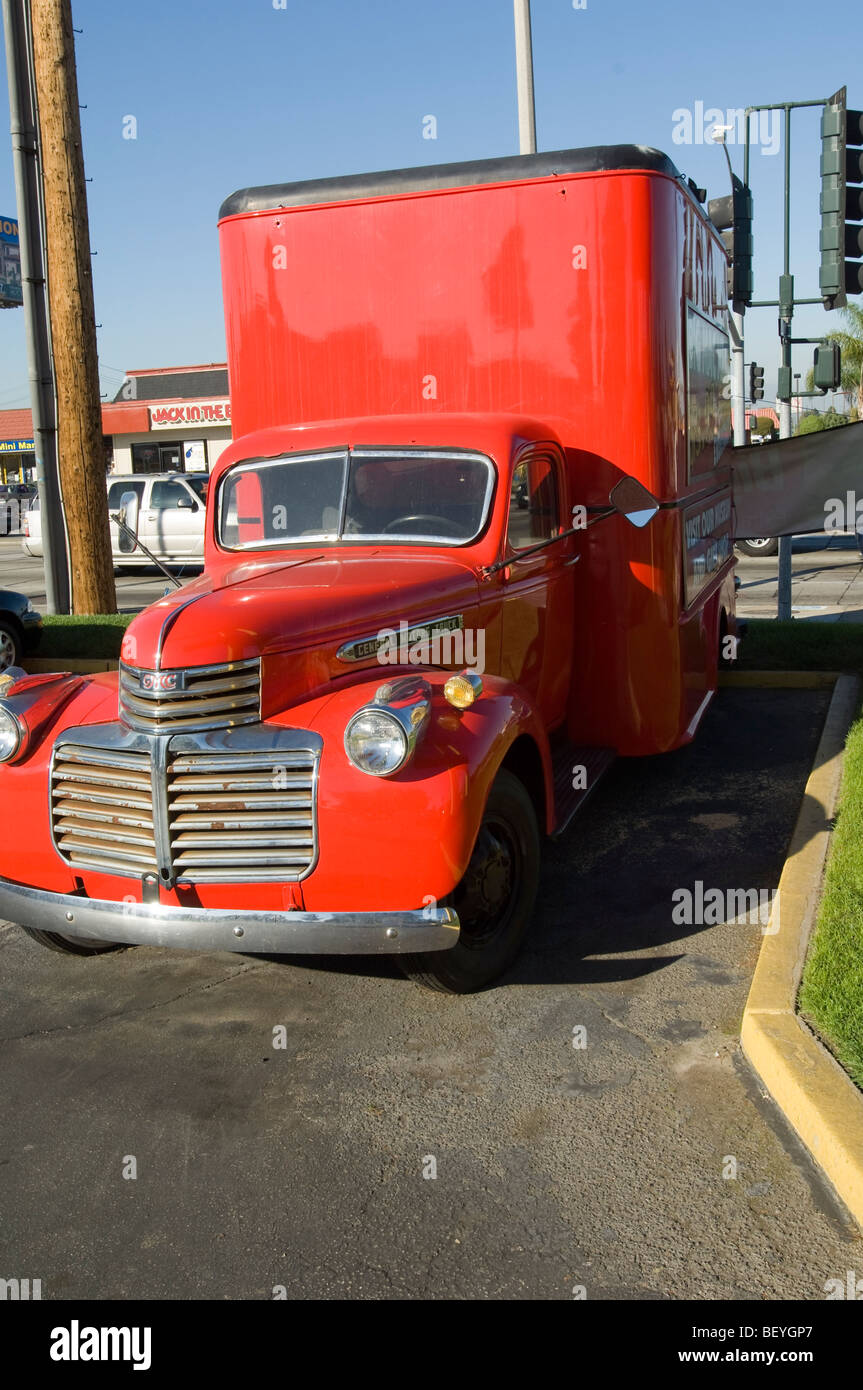 Utilizzato per la pubblicità, la General Motors Truck è visualizzata al di fuori del mondo operativo più vecchio ristorante McDonald's. Foto Stock