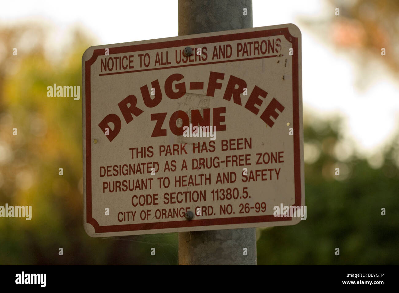 La città di Orange, California avvisi posti nel parco che dichiara la struttura pubblica un farmaco-zona franca. Foto Stock