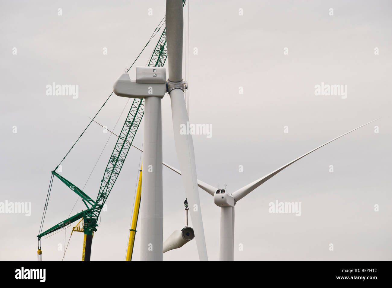 Pale essendo sollevata dalla gru per il montaggio su Nordex N90 turbine eoliche in costruzione presso Solutia UK Ltd Newport South Wales UK Foto Stock