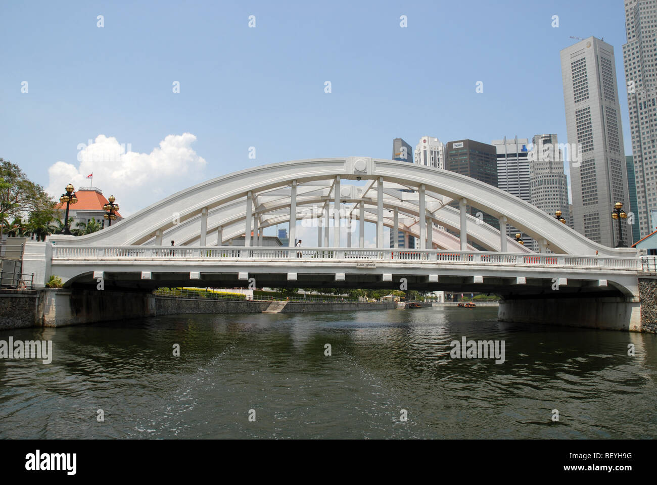 Elgin ponte sopra il fiume Singapore con alle spalle la città di Singapore Foto Stock