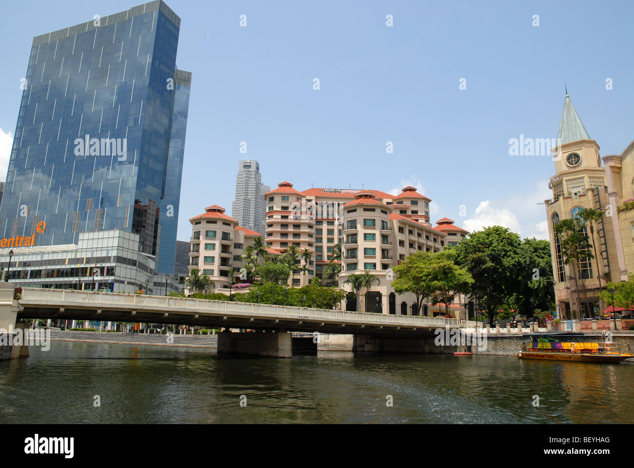 Leggere il ponte sopra il fiume Singapore con Swissotel e edificio centrale dietro, Singapore Foto Stock
