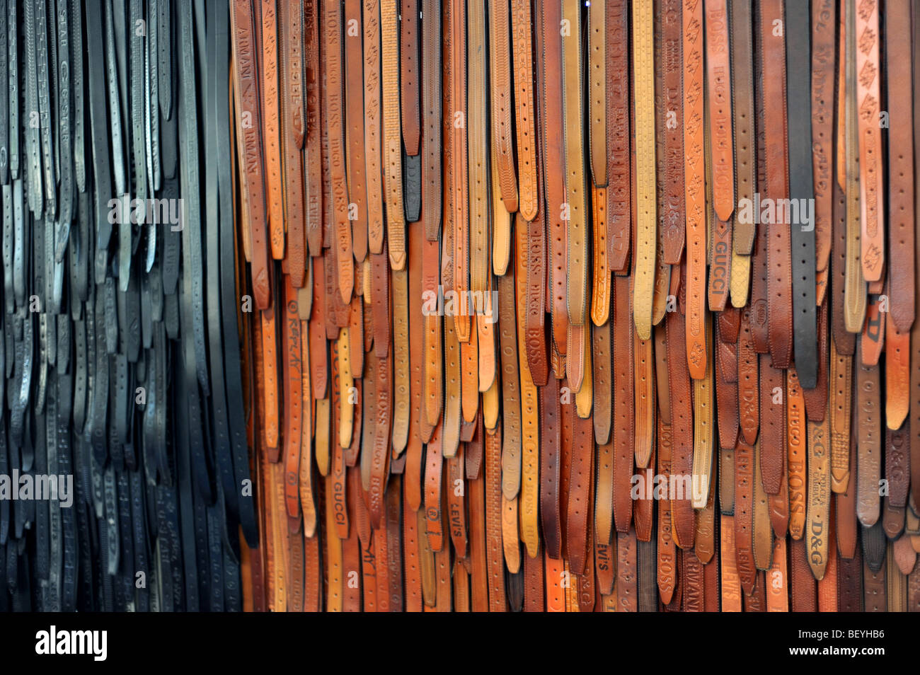 Nero e marrone cinghie contraffatte in vendita nel mercato settimanale a Kalkan Foto Stock