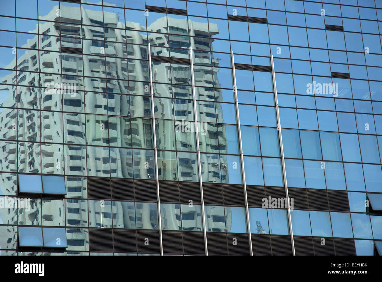 Edificio si riflette nella facciata in vetro del grattacielo moderno, Carke Quay, il fiume Singapore, Singapore Foto Stock