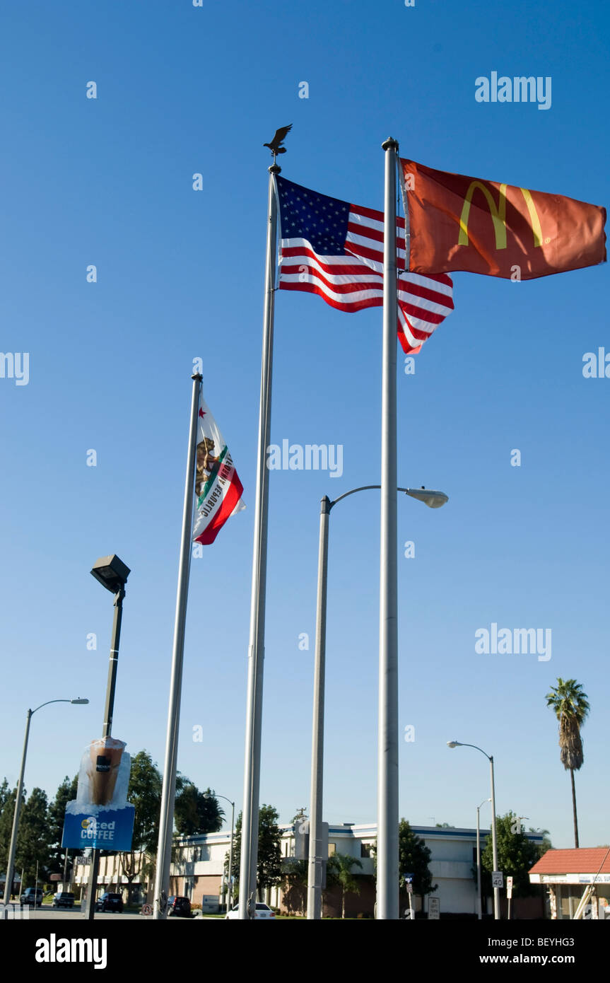 Le bandiere degli Stati Uniti, California e McDonalds Corporation Vola di fronte al più antico originale operativo McDonalds. Foto Stock