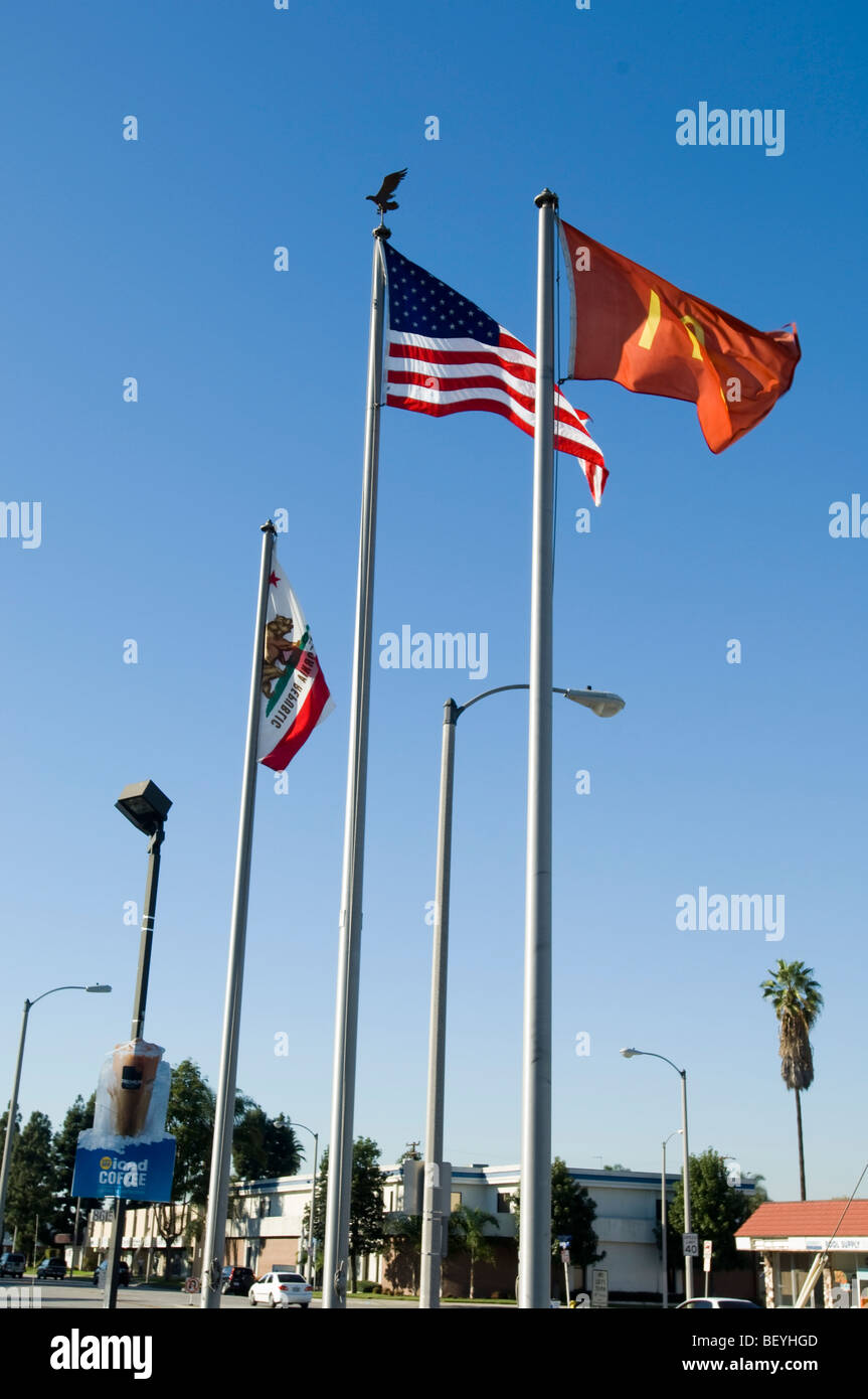 Le bandiere degli Stati Uniti, California e McDonalds Corporation Vola di fronte al più antico originale operativo McDonalds. Foto Stock
