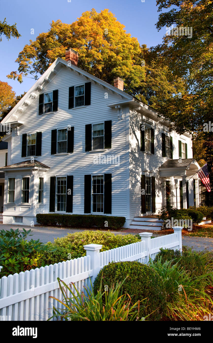 La Nuova Inghilterra casa coloniale in autunno, Lexington Massachusetts USA Foto Stock