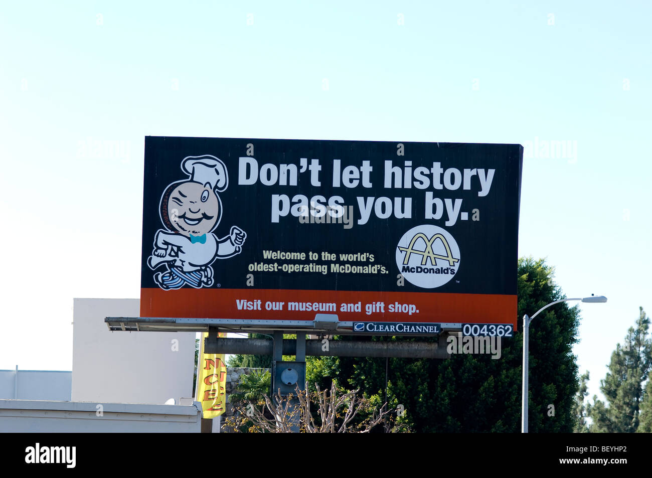 Affissioni su più antico del mondo operando ristorante McDonald's. Il ristorante si trova a Downey CA, Stati Uniti d'America. Foto Stock