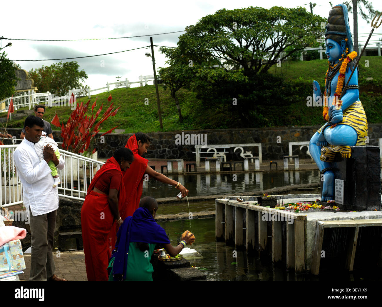 Grand Bassin Maurizio famiglia indù adorando Shiva Foto Stock
