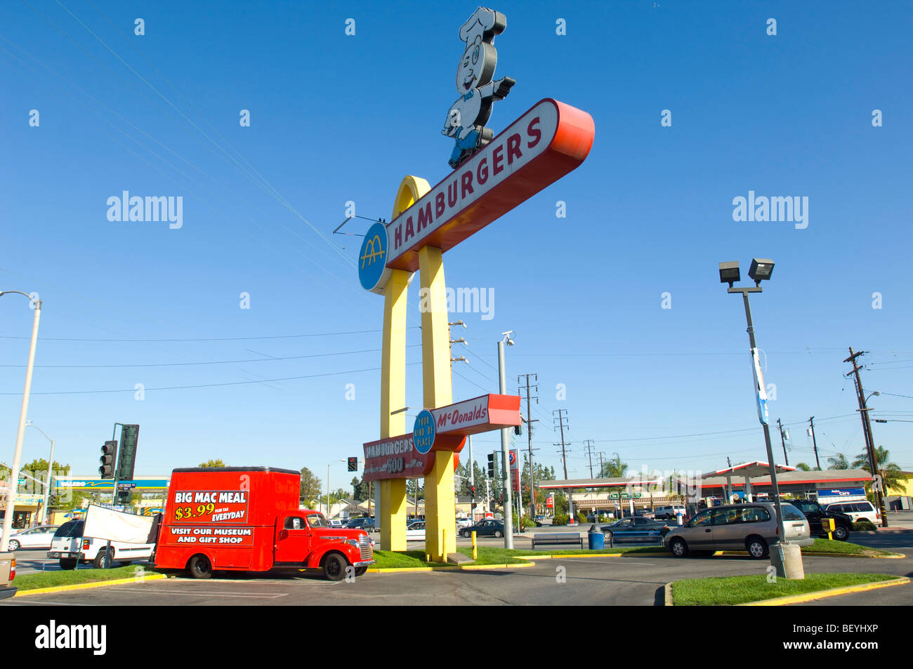 Utilizzato per la pubblicità, la General Motors Truck è visualizzata al di fuori del mondo operativo più vecchio ristorante McDonald's. Foto Stock