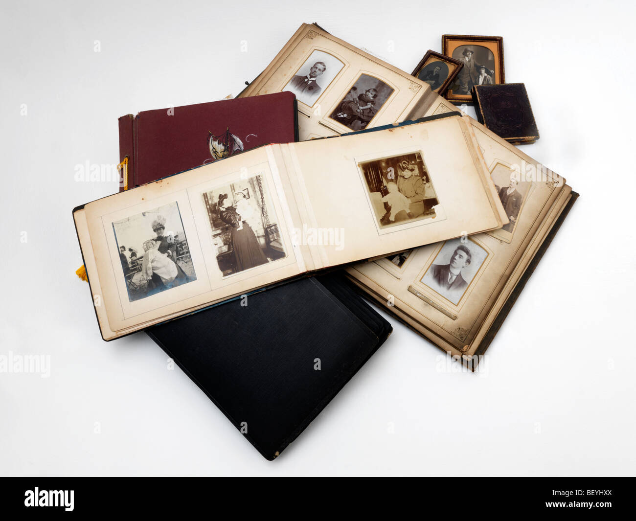 Pila di vecchi album foto Foto Stock