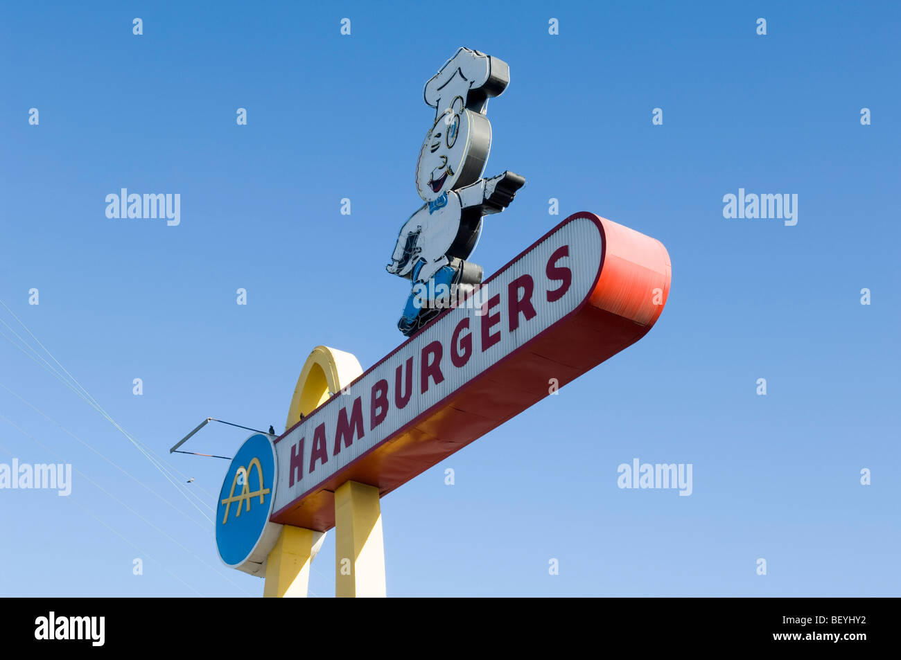 Speedee, un precedente simbolo del McDonald's ristorante della catena si erge con orgoglio sulla cima di questa storica McDonalds a Downey, CA Foto Stock