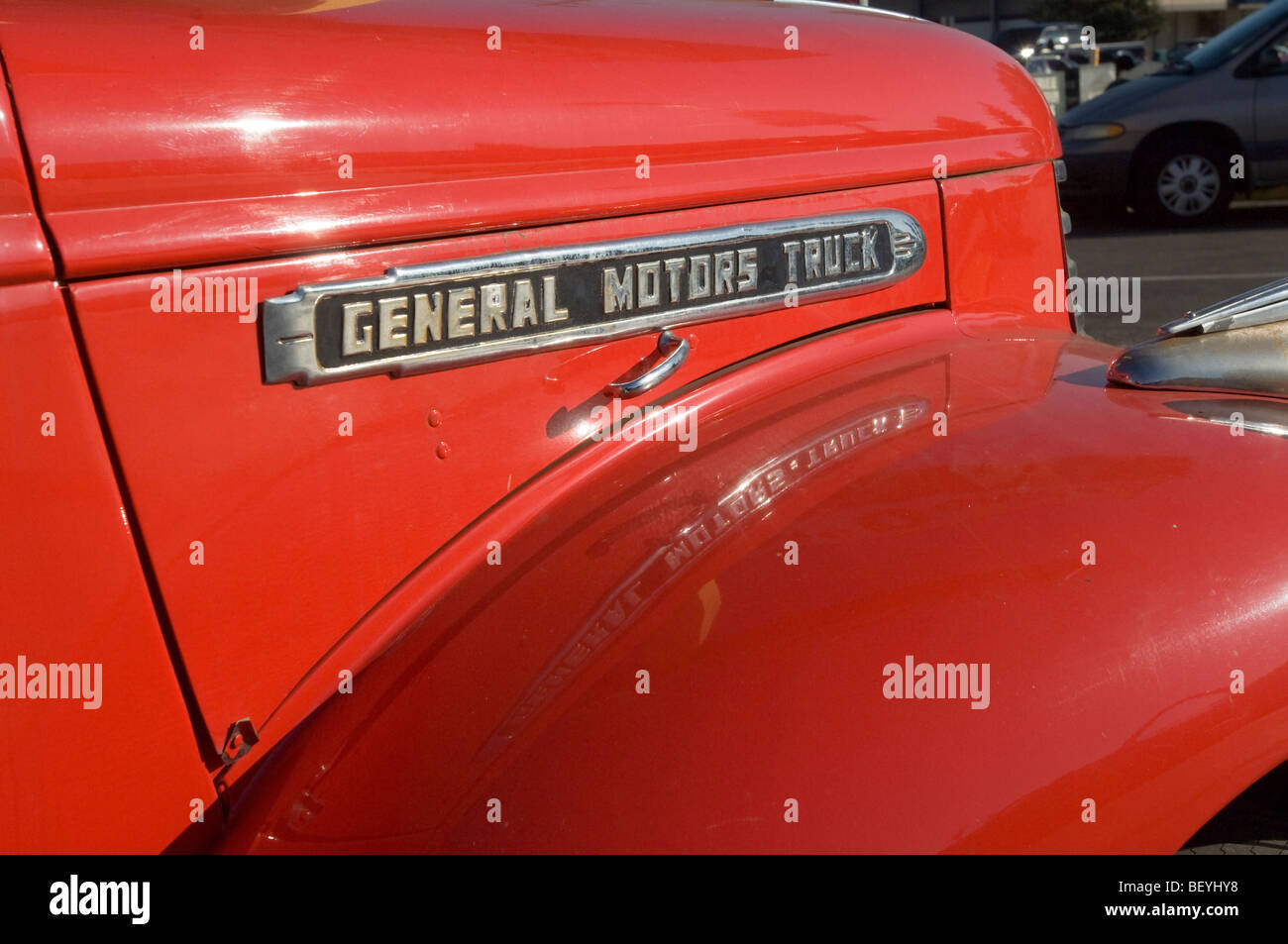 Utilizzato per la pubblicità, la General Motors Truck è visualizzata al di fuori del mondo operativo più vecchio ristorante McDonald's. Foto Stock