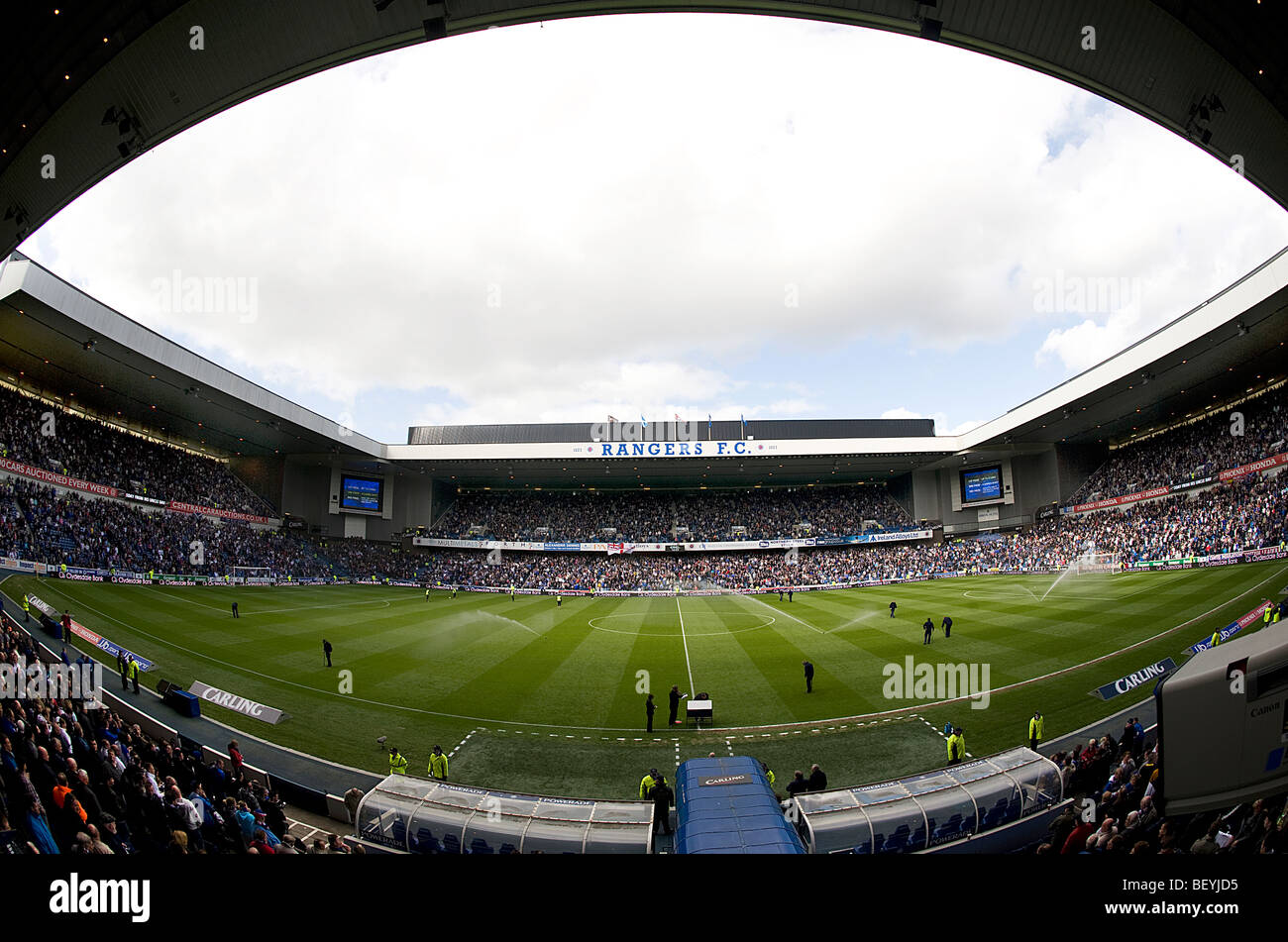 Vista interna del Ibrox Staduim, dove Glasgow Rangers Football Club play. Girato con un obiettivo fisheye al di sopra della linea di metà. Foto Stock