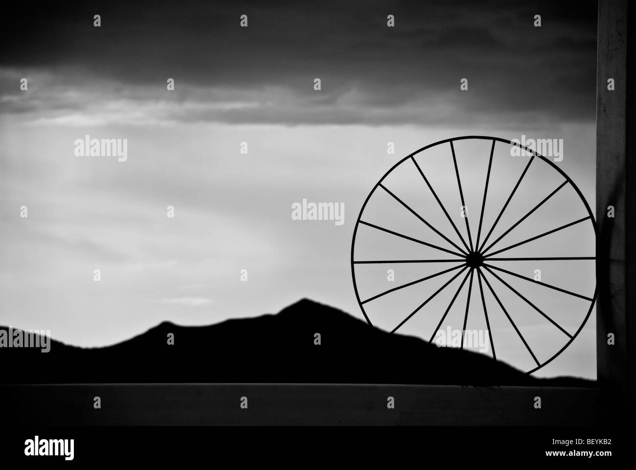 La ruota di un carro, stagliano Manzano Montagne in piccole comunità ispanica di Los Lucero, nel sud del New Mexico. Foto Stock