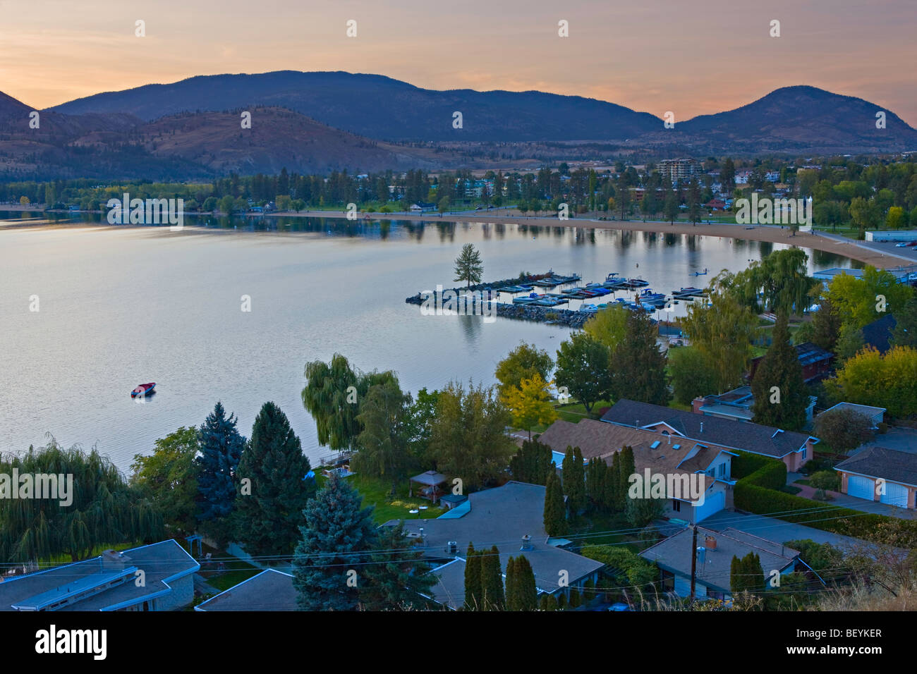 Skaha Park e Marina al tramonto, Lago Skaha, Penticton, Okanagan Similkameen regione Okanagan, British Columbia, Canada. Foto Stock