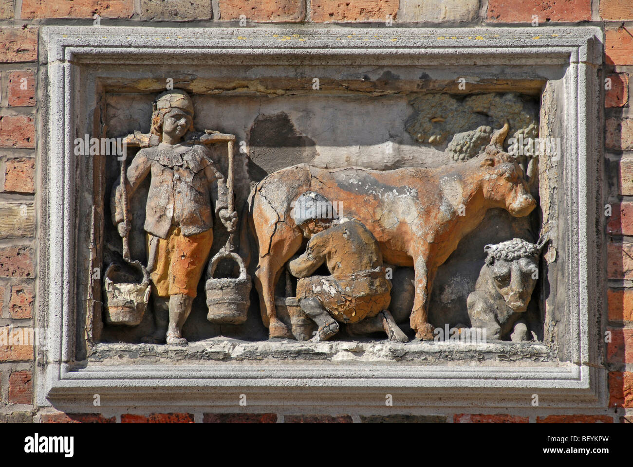 Mattone scultura raffigurante l' allevamento di animali da latte per un vecchio mercato caseario, Bruges Bruges, Belgio Foto Stock