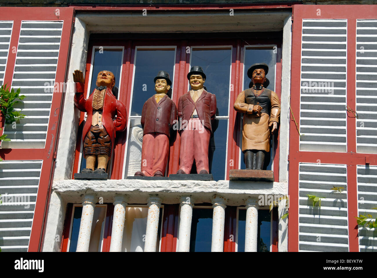 Le figure di Laurel e Hardy tra due figure tradizionali, Bruges Bruges, Belgio Foto Stock