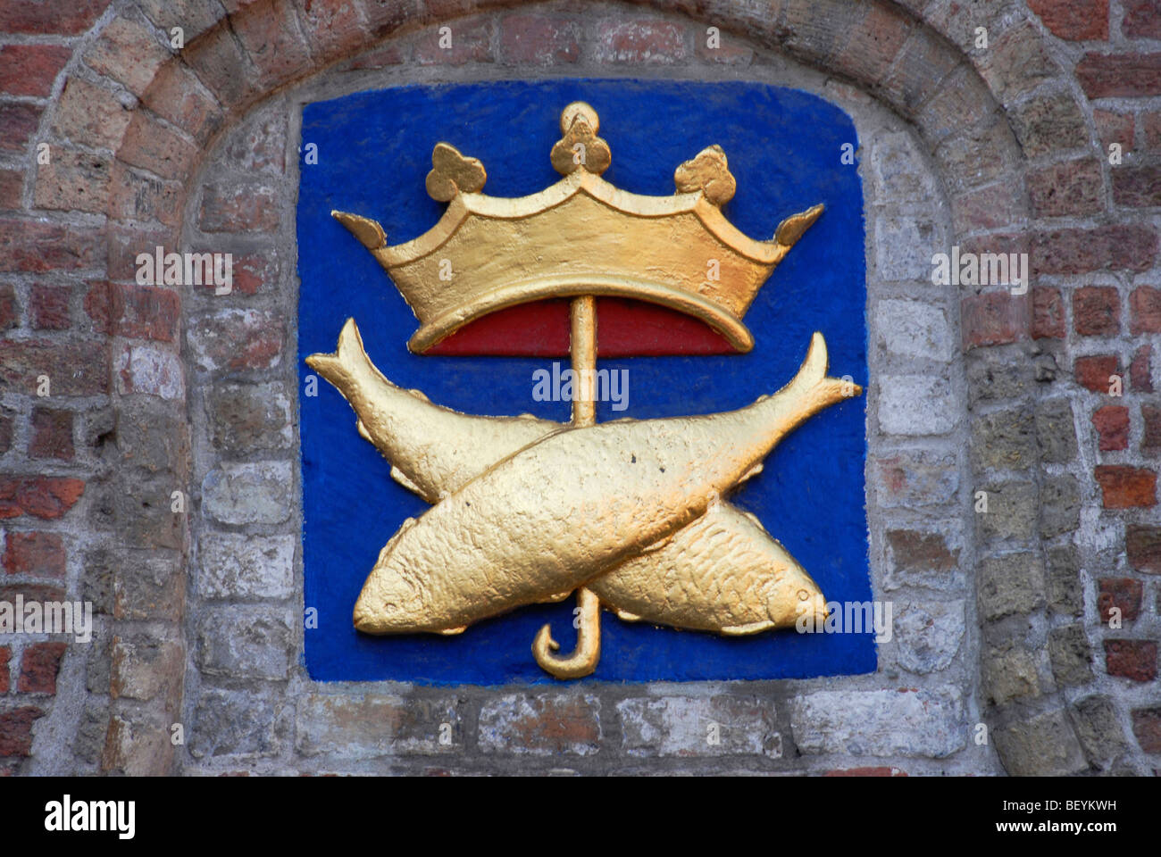 Emblema del vecchio mercato del pesce Vismarkt, Huidenvettersplein, Bruges Bruges, Belgio Foto Stock