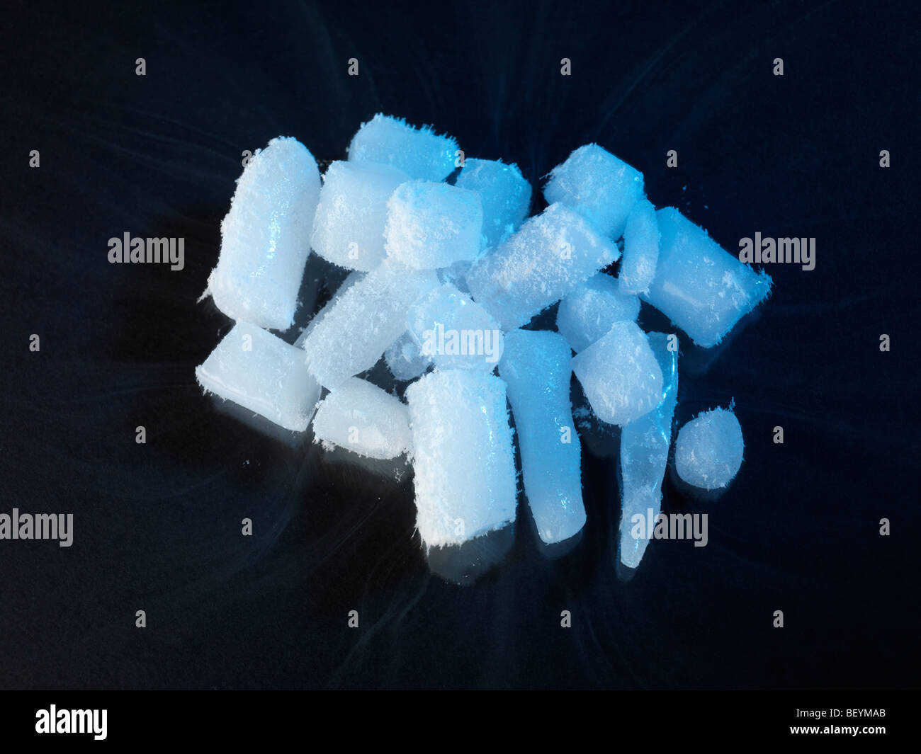 Il ghiaccio secco pepite che sublimano a temperatura ambiente Foto Stock