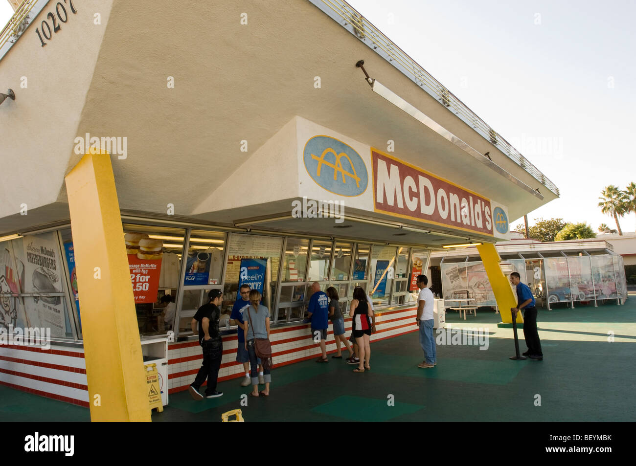 Visitatori ordinare del cibo al più antico del mondo operativo di McDonalds, Downey, CA, Stati Uniti d'America Foto Stock