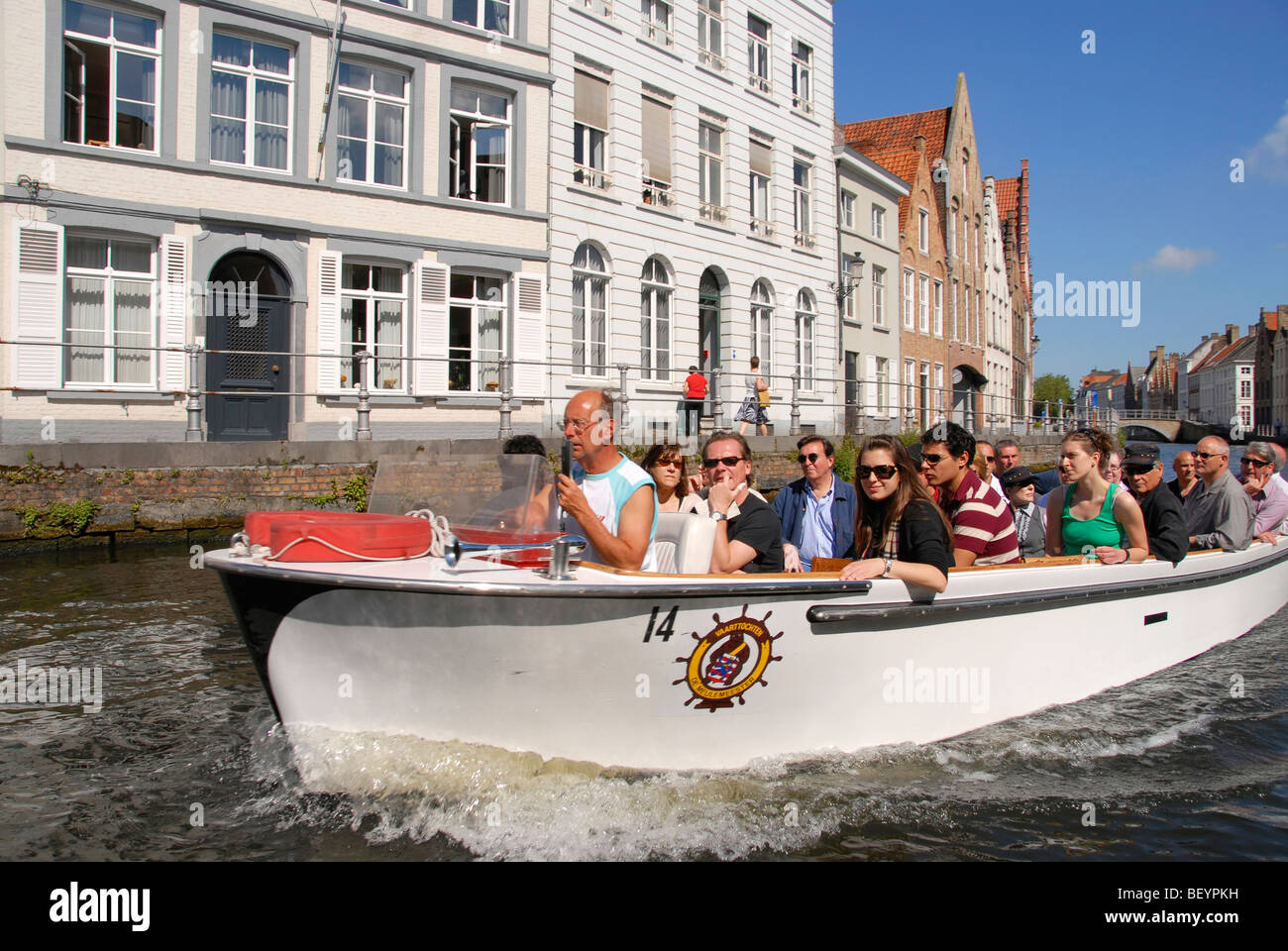 Canal Boat tourguide e turisti, Bruges Bruges, Belgio Foto Stock