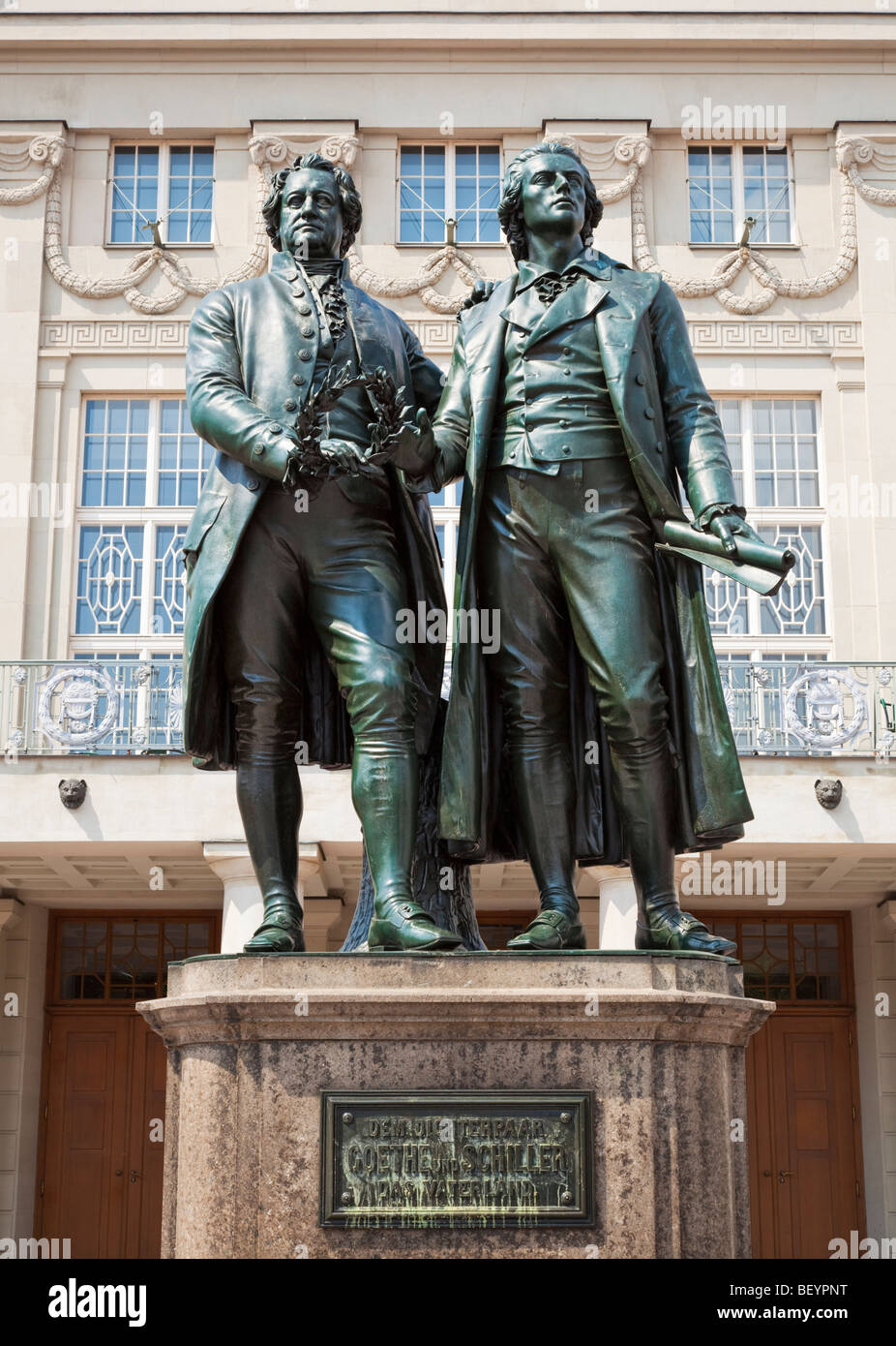 Goethe e Schiller statua al di fuori del German National Theatre Weimar Germania Europa Foto Stock