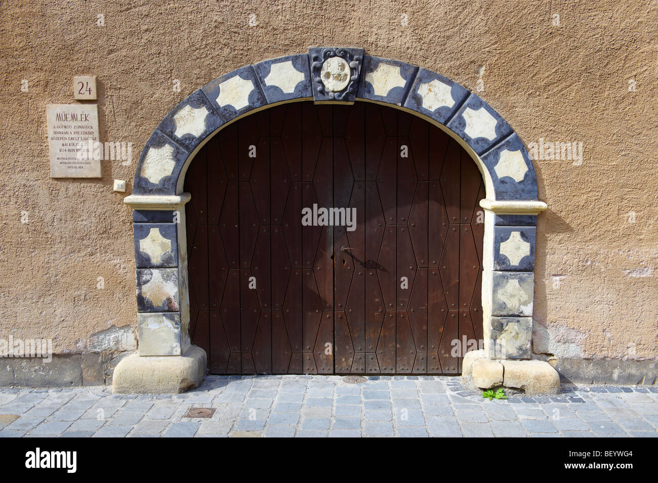 Ingresso barocco al vecchio stile gotico sinagoga ebraica (Alt Synagogue) con l'insolito 9 candela stand - Sopron, Ungheria Foto Stock