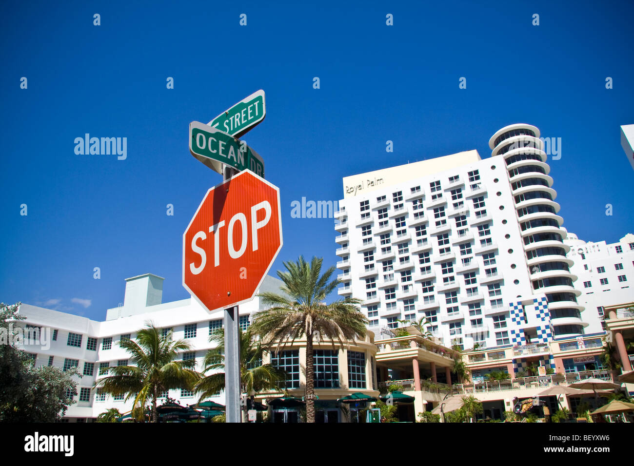 Il segnale di arresto su Ocean Drive con esterno anteriore del Royal Palm Hotel, South Beach di Miami, Florida, Stati Uniti d'America Foto Stock