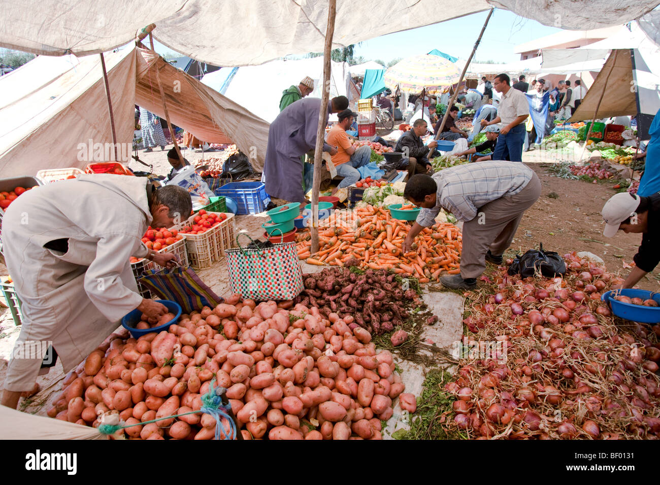 Mercato settimanale in un villaggio berbero, Alto Atlante, Nord Africa, Marocco Foto Stock