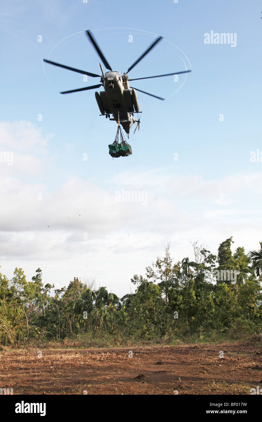 US Navy CH-53 sotto-imbragati con Shelterboxes, Hula banda, a ovest di Sumatra, Indonesia Foto Stock