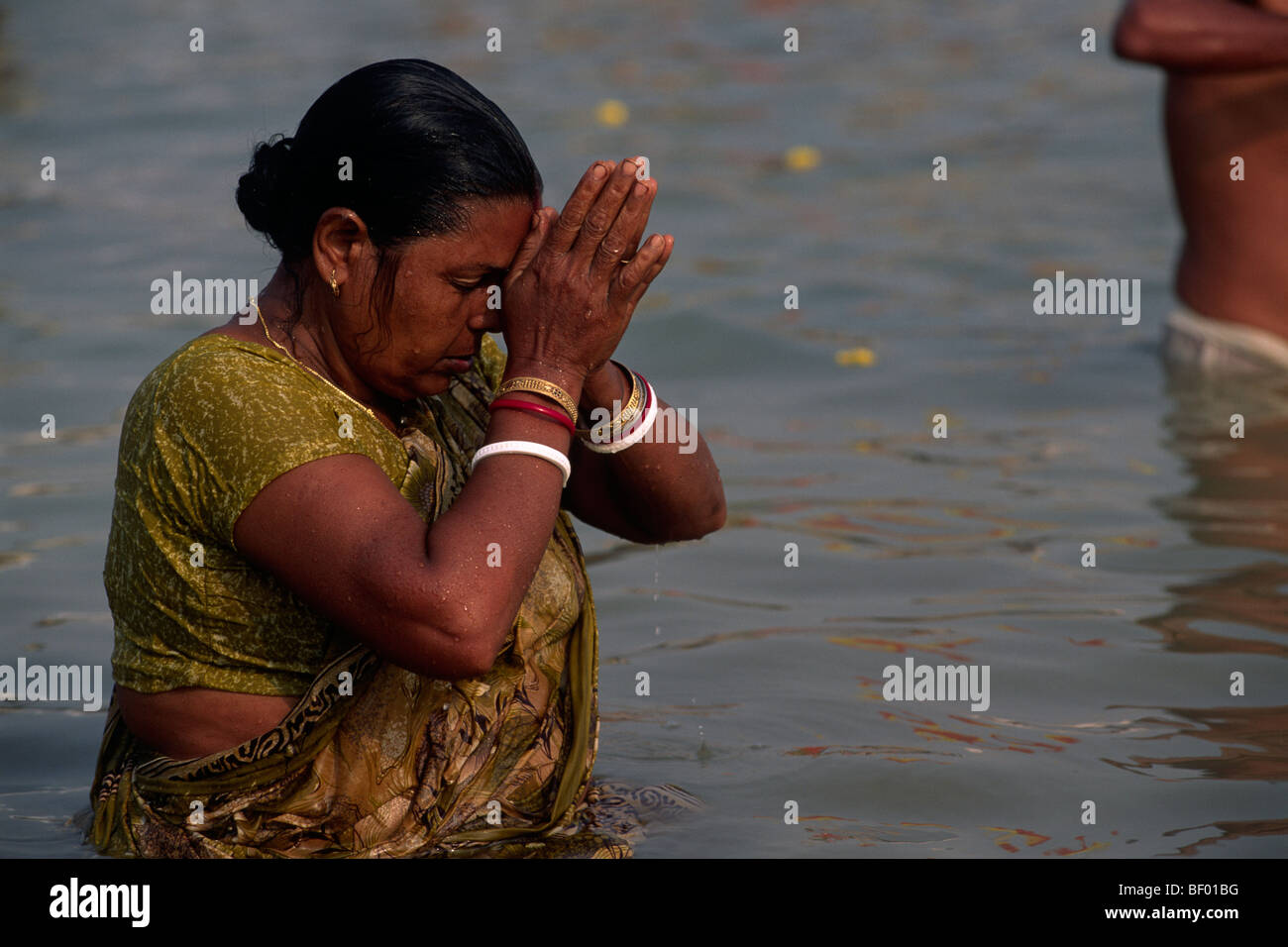India, Uttar Pradesh, Prayagraj (Allahabad), Sangam, donna che fa il bagno alla confluenza dei fiumi Gange e Yamuna Foto Stock