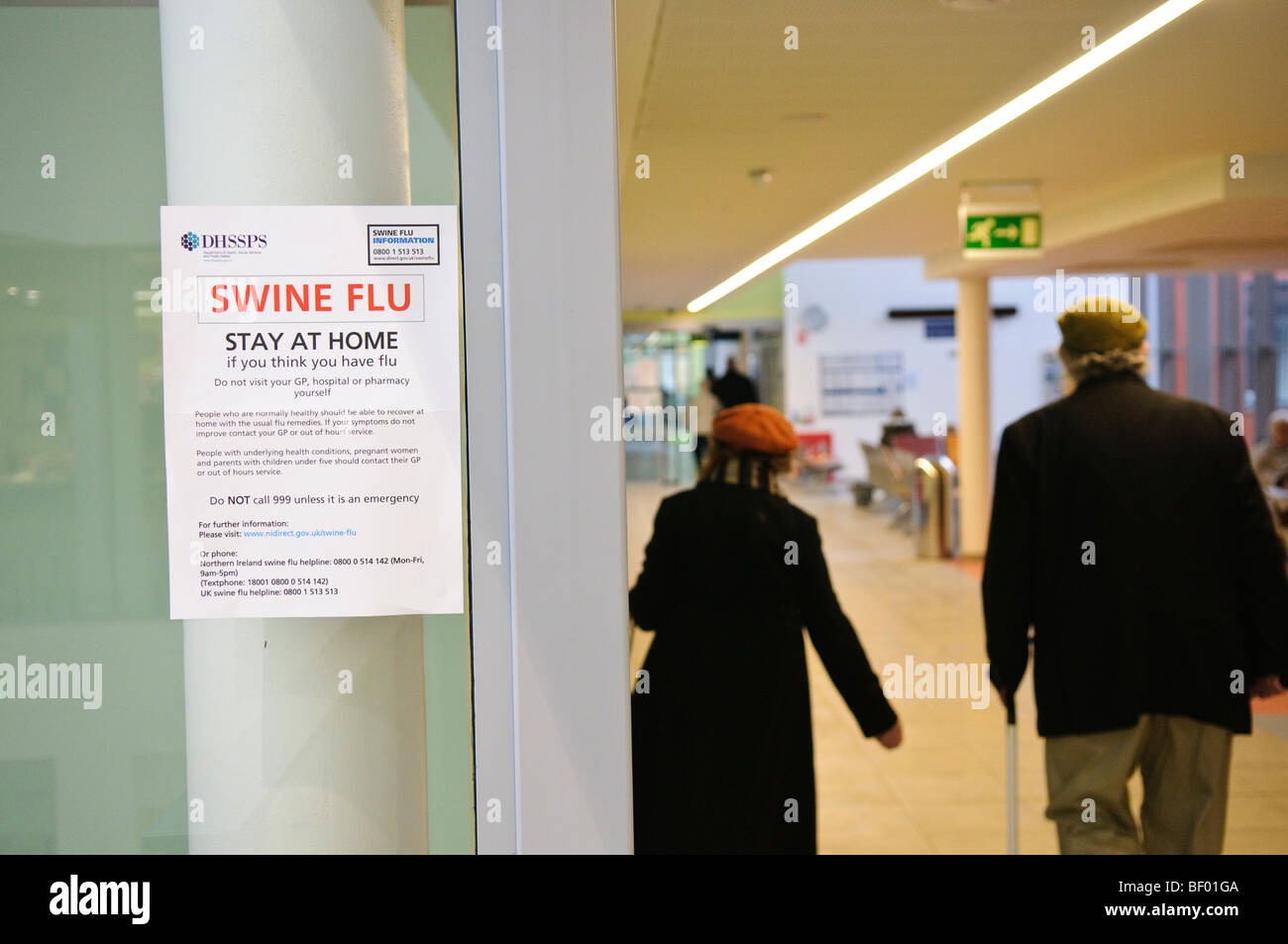 Influenza suina Manifesti informativi sul display in un GP Chirurgia in Irlanda del Nord. Foto Stock