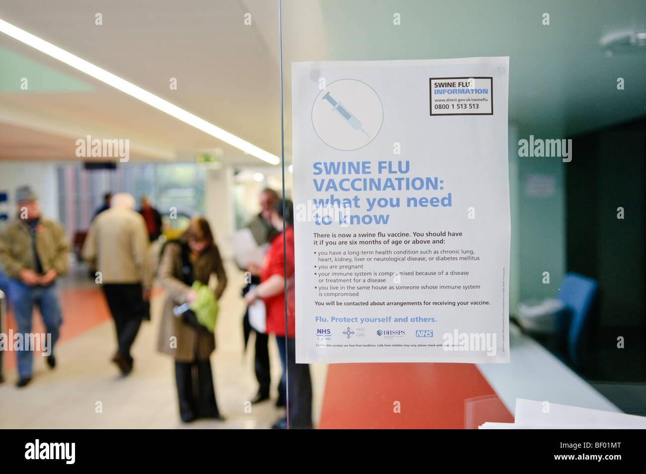 Influenza suina Manifesti informativi sul display in un GP Chirurgia in Irlanda del Nord. Foto Stock