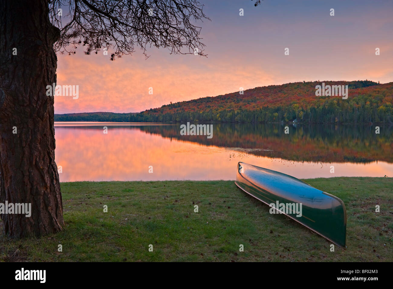 Canoa sulle sponde del lago di roccia durante il tramonto in Algonquin Provincial Park, Ontario, Canada. Foto Stock