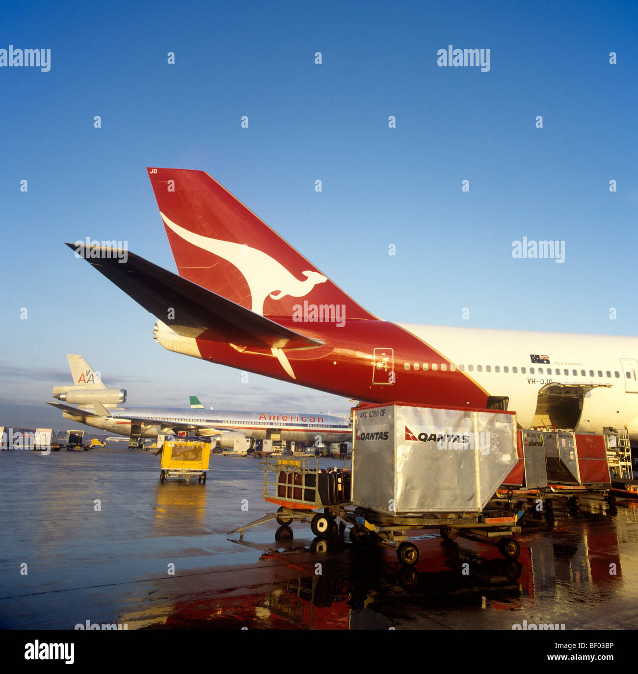 Regno Unito, Inghilterra, Manchester Airport, il carico che viene caricato su Qantas Airlines Boeing 747 Foto Stock