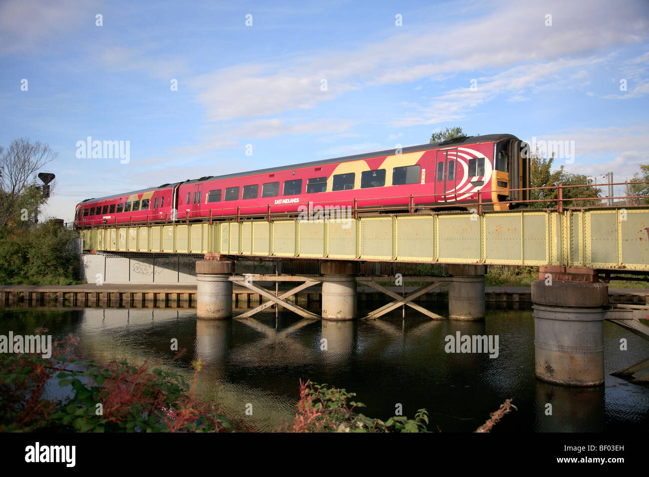 East Midlands 158 classe alta velocità Turbostar Diesel unità treno fiume Nene città di Peterborough Cambridgeshire Inghilterra Foto Stock