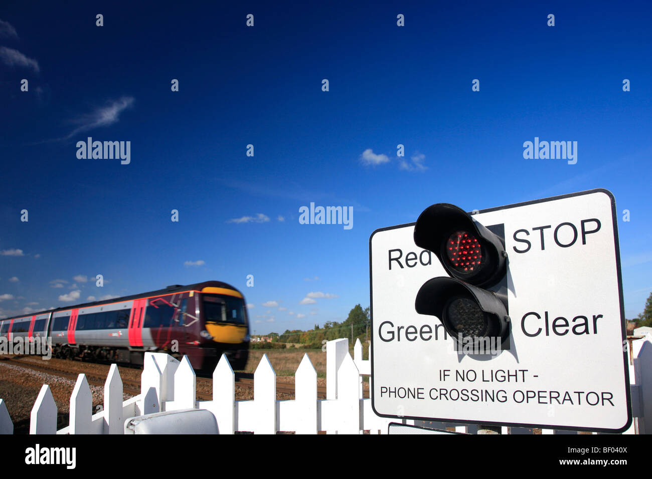 Luce di stop rossa Segnale di avvertimento a ferroviaria barriera senza equipaggio attraversando la stazione Whittlesey Peterborough Cambridgeshire England Regno Unito Foto Stock