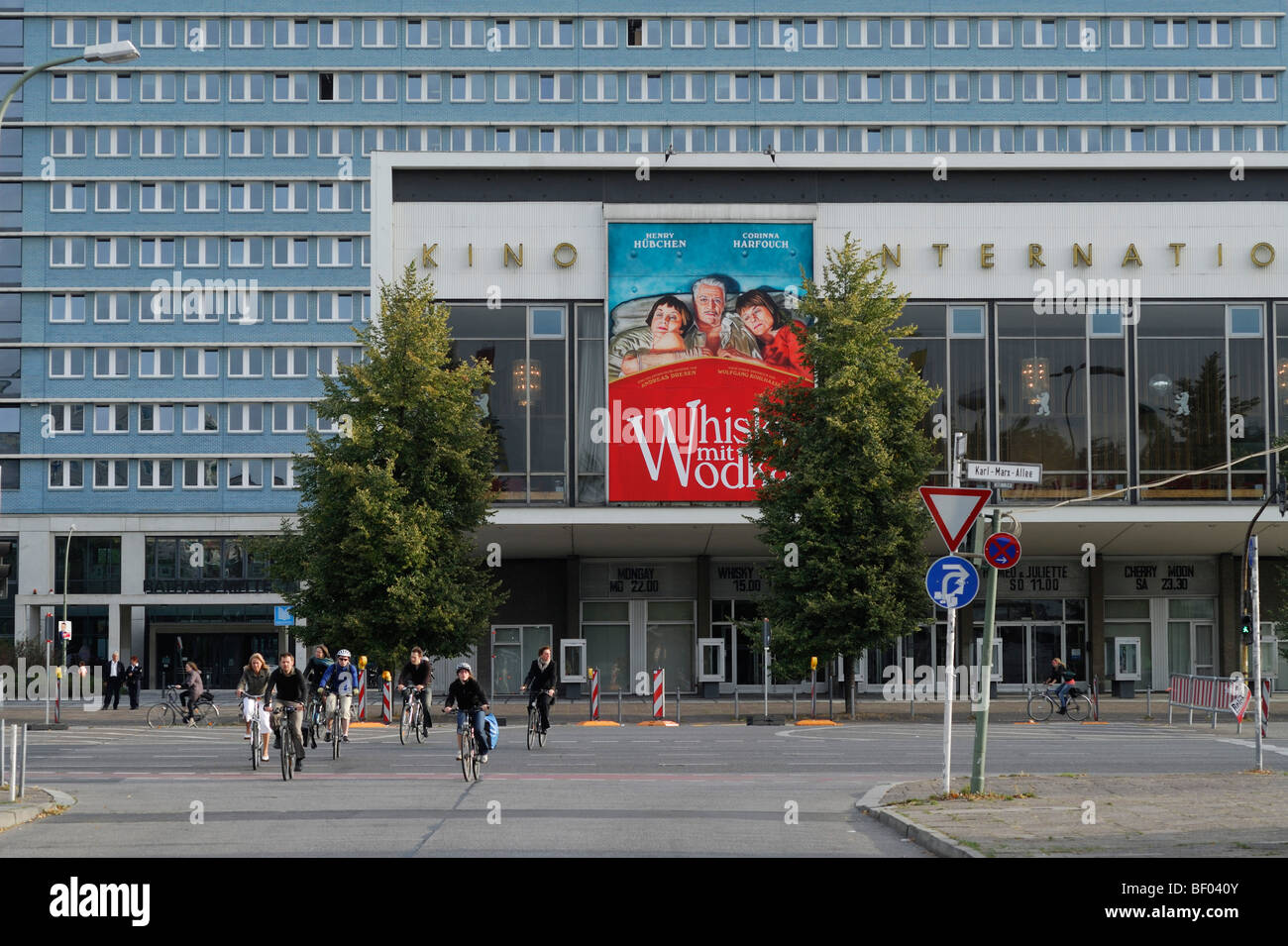 Berlino. Germania. Kino Cinema Internazionale su Karl Marx Allee. Foto Stock