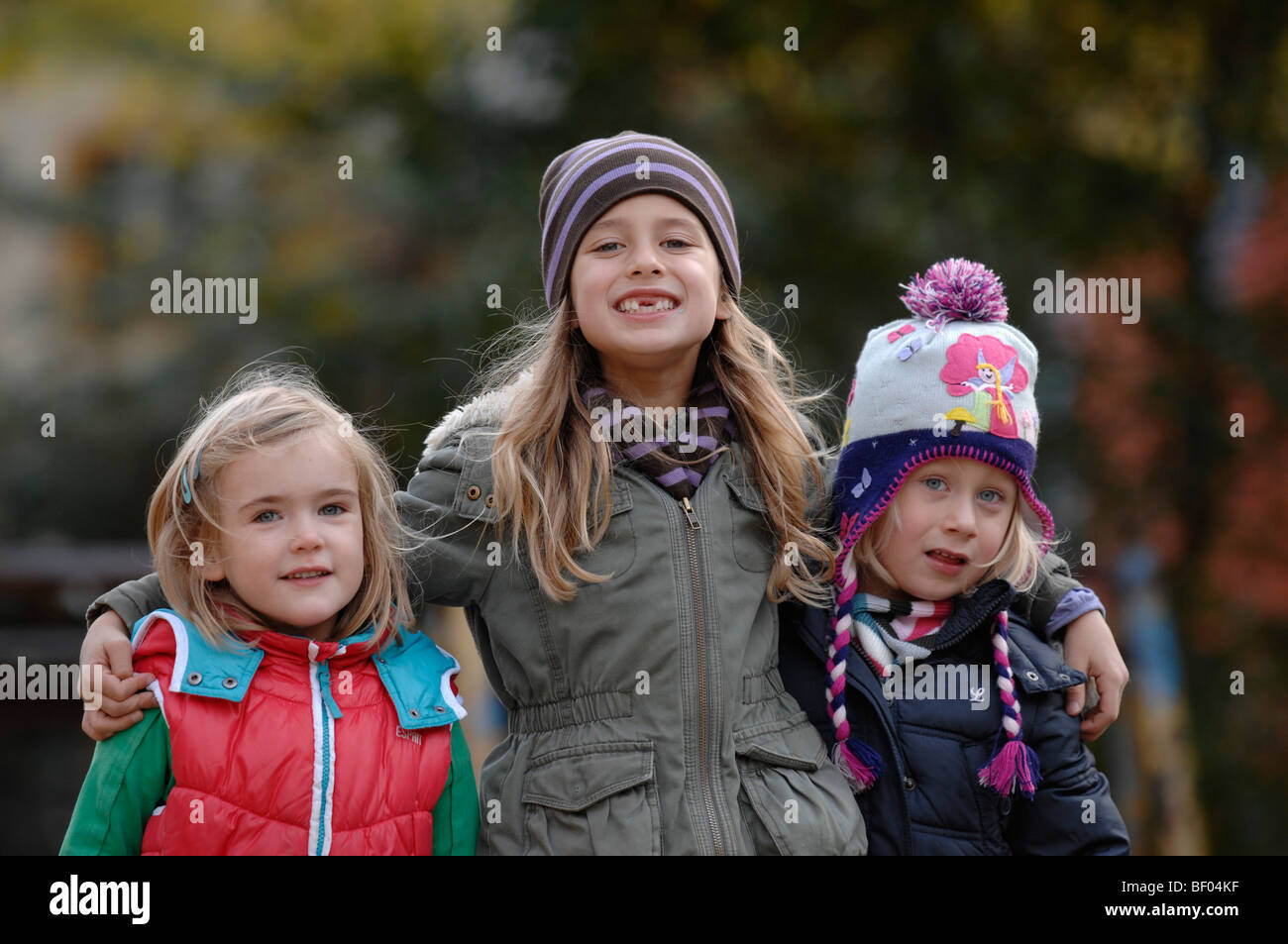 Ragazze giocando in autunno Foto Stock