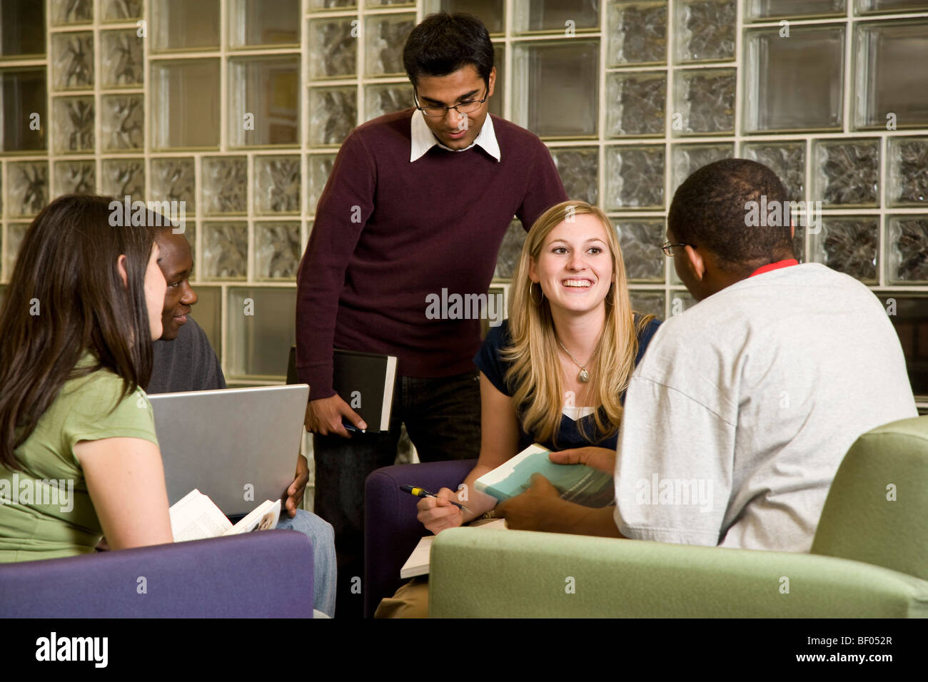 Un gruppo di giovani adulti per studiare insieme in una libreria Foto Stock