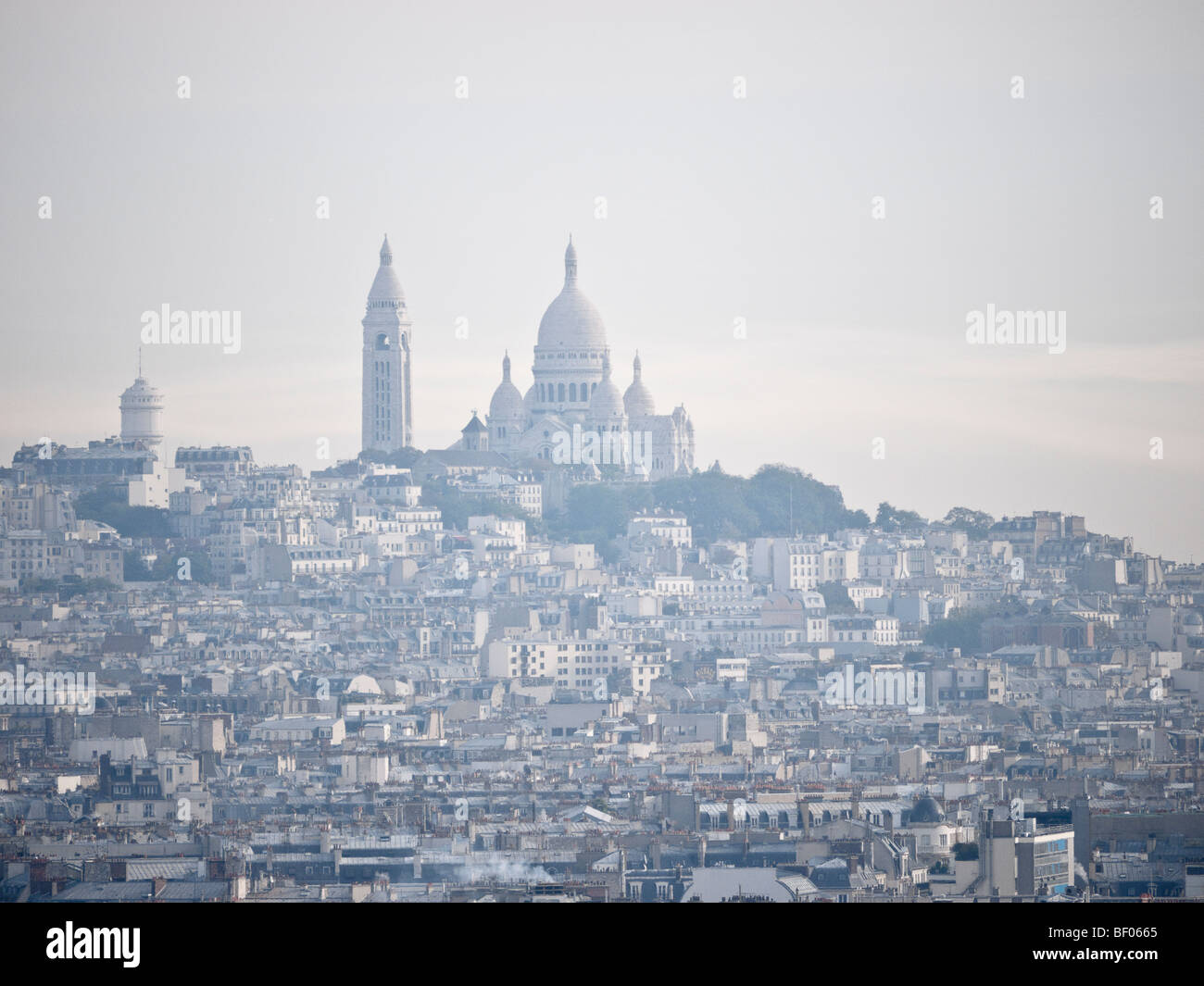 Vista in lontananza Sacre-Coeur Parigi Francia Foto Stock