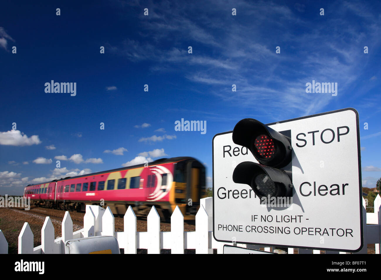 Luce di stop rossa Segnale di avvertimento a ferroviaria barriera senza equipaggio attraversando la stazione Whittlesey Peterborough Cambridgeshire England Regno Unito Foto Stock
