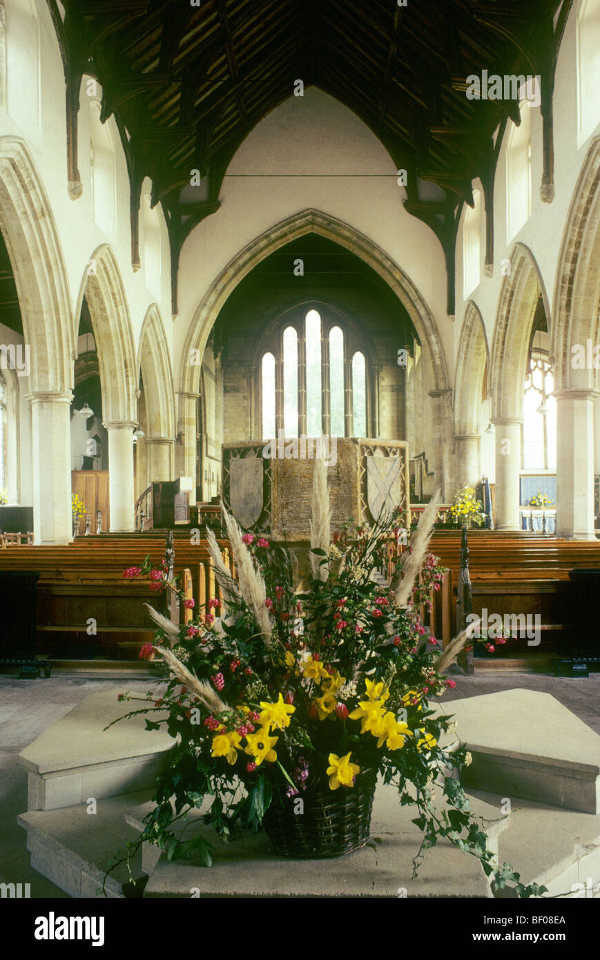 La navata e chacel interno, font, Thornham chiesa parrocchiale, Norfolk gotico medievale architettura Inglese East Anglia England Foto Stock