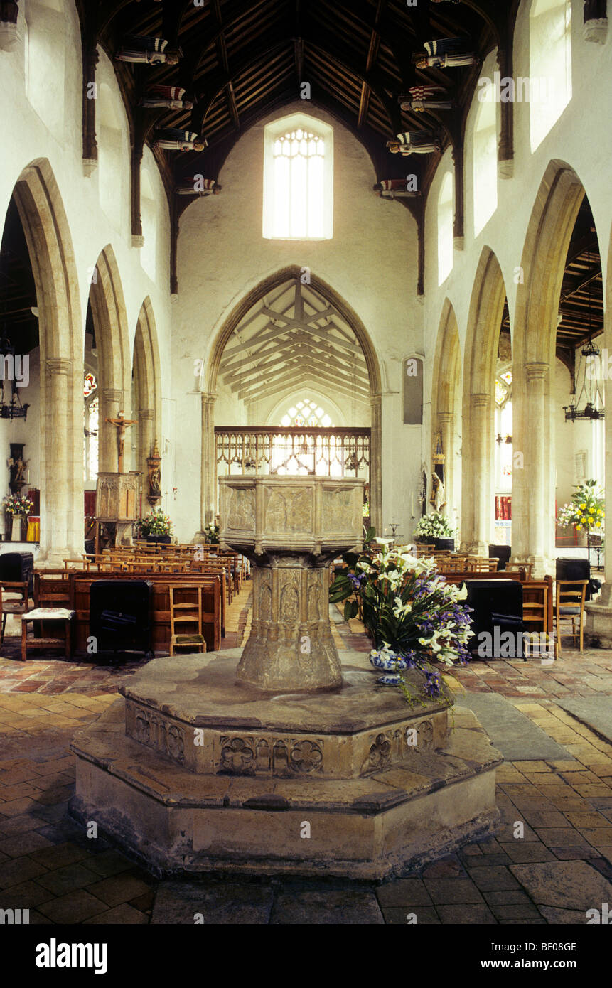 La navata e chacel interno, font, Sud Creake chiesa parrocchiale, Norfolk gotico medievale architettura Inglese East Anglia England, Regno Unito Foto Stock